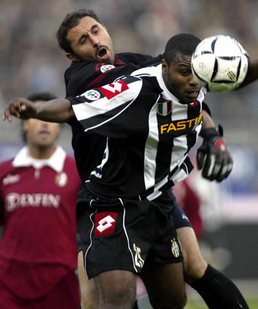 德国队2026年世界杯球衣：三色条纹致敬1990&2014年冠军球衣（德国队2026世界杯战袍：三色纹带致敬1990与2014双冠经典）