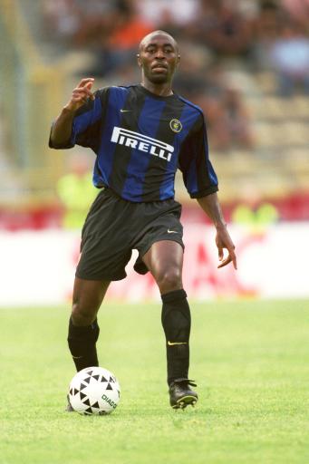 为欧洲杯预热，半决赛及决赛举办场地温布利球场进行无人机表演（欧洲杯预热：半决赛与决赛场地温布利球场上演无人机表演）