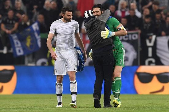 斯潘塞是NCAA长曲棍球历史助攻王，获得最高荣誉后改打篮球