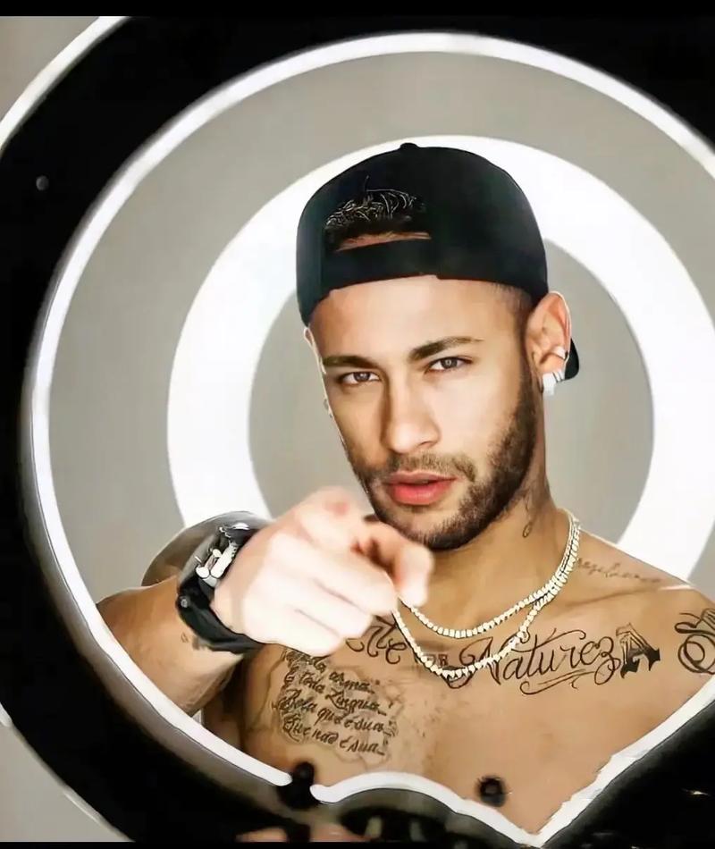 每体：巴萨仍在关注凯恩，等待他和拜仁的最终动向（每体：巴萨继续关注凯恩，静候他与拜仁的最终抉择）