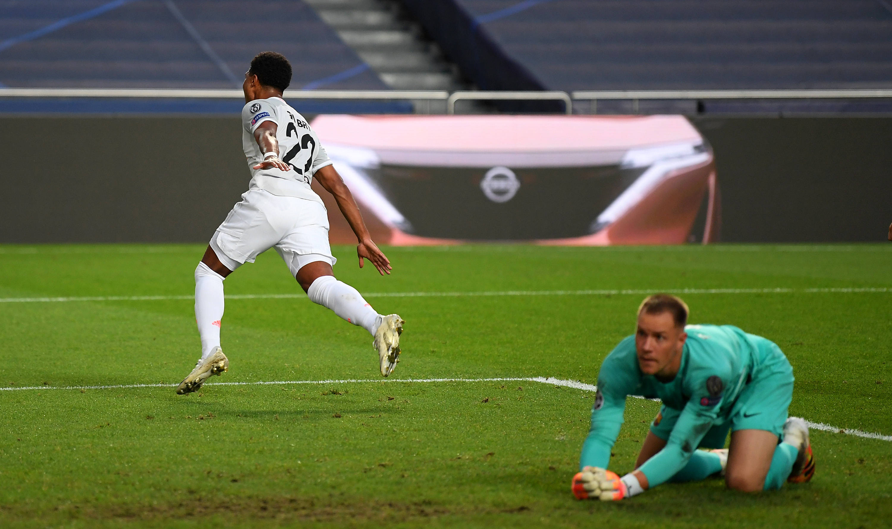 科莫前锋莫拉塔左大腿重伤或手术，预计缺席数月（科莫前锋莫拉塔左大腿重伤恐需手术，预计将缺阵数月）